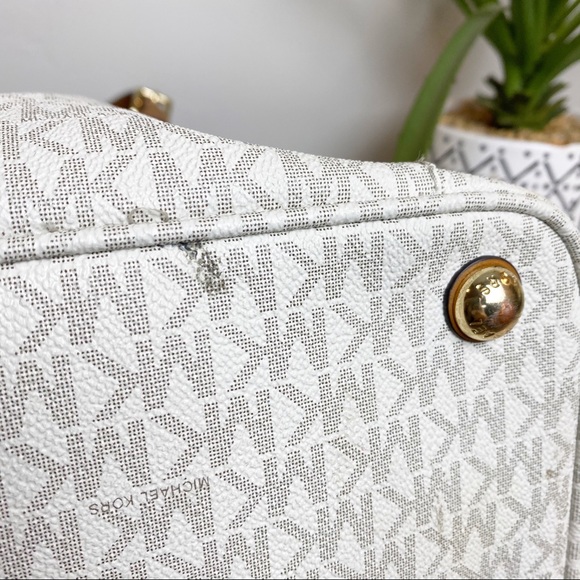 Michael Kors JET SET Vanilla Large Tote - Picture 13 of 14